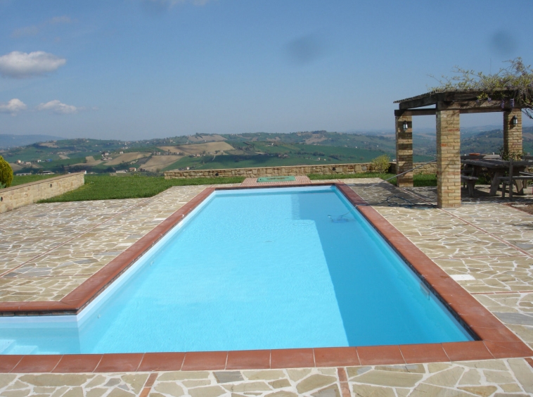 Country house with pool and 5 hectares of land