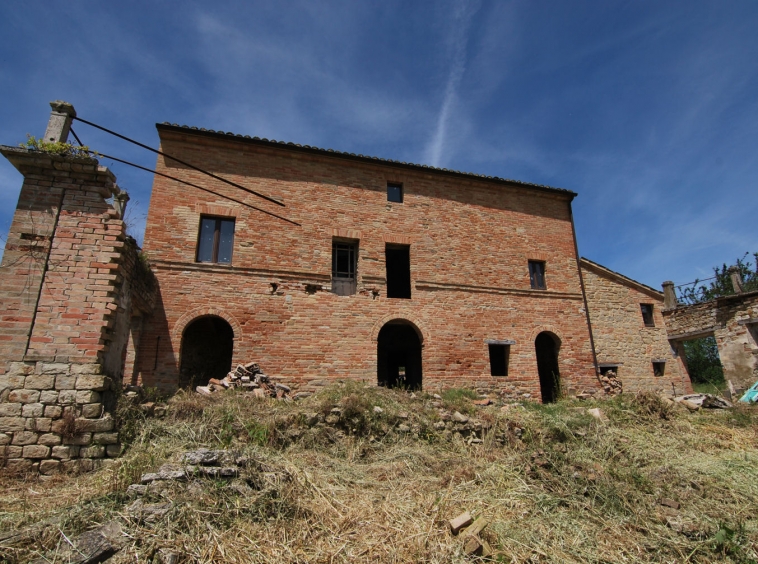 Stone country house in Penna San Giovanni