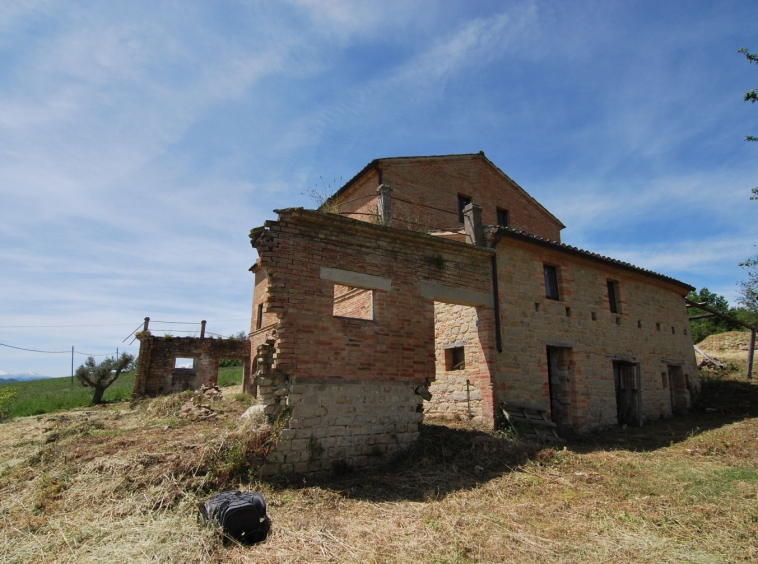 Stone country house in Penna San Giovanni