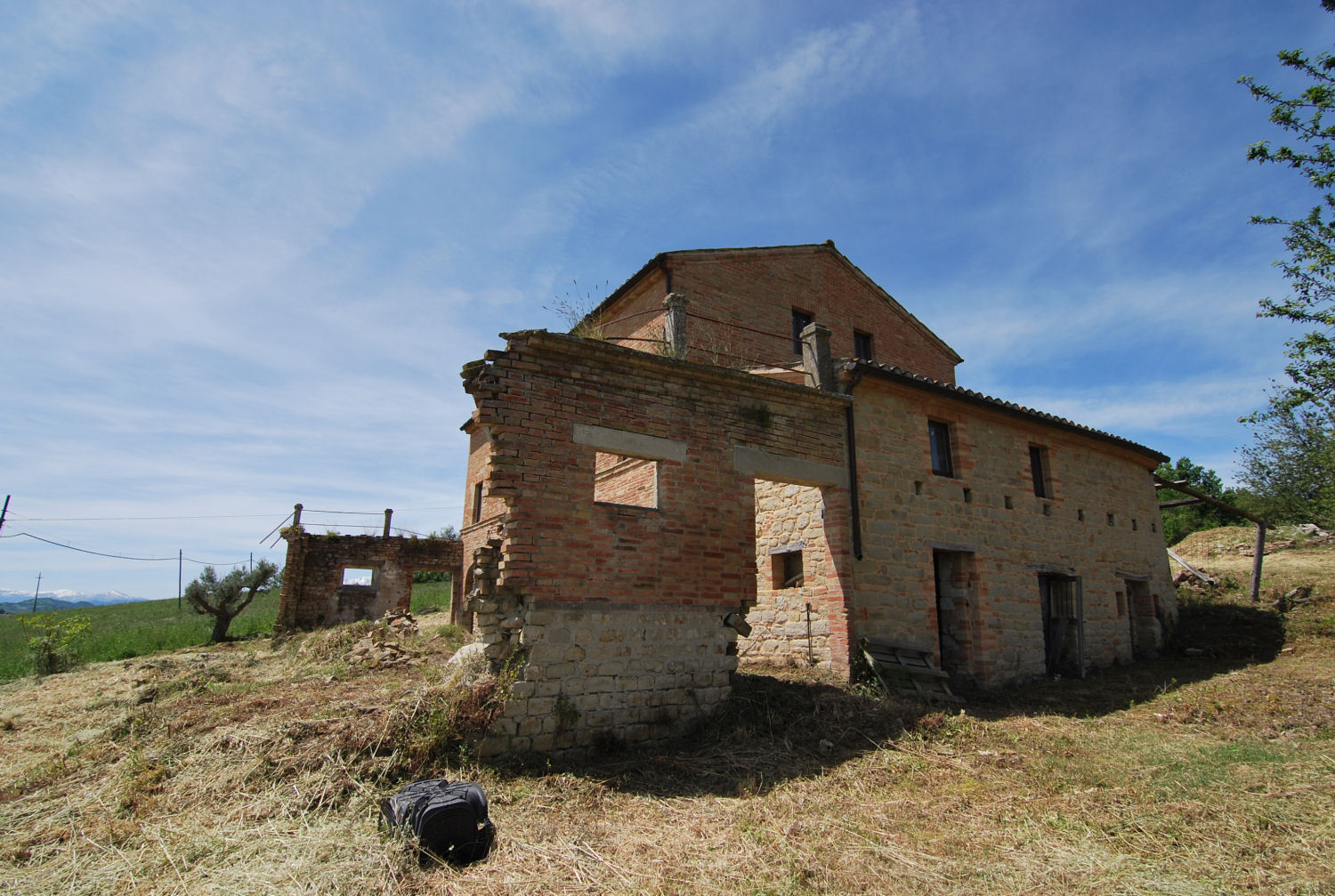 Stone country house in Penna San Giovanni