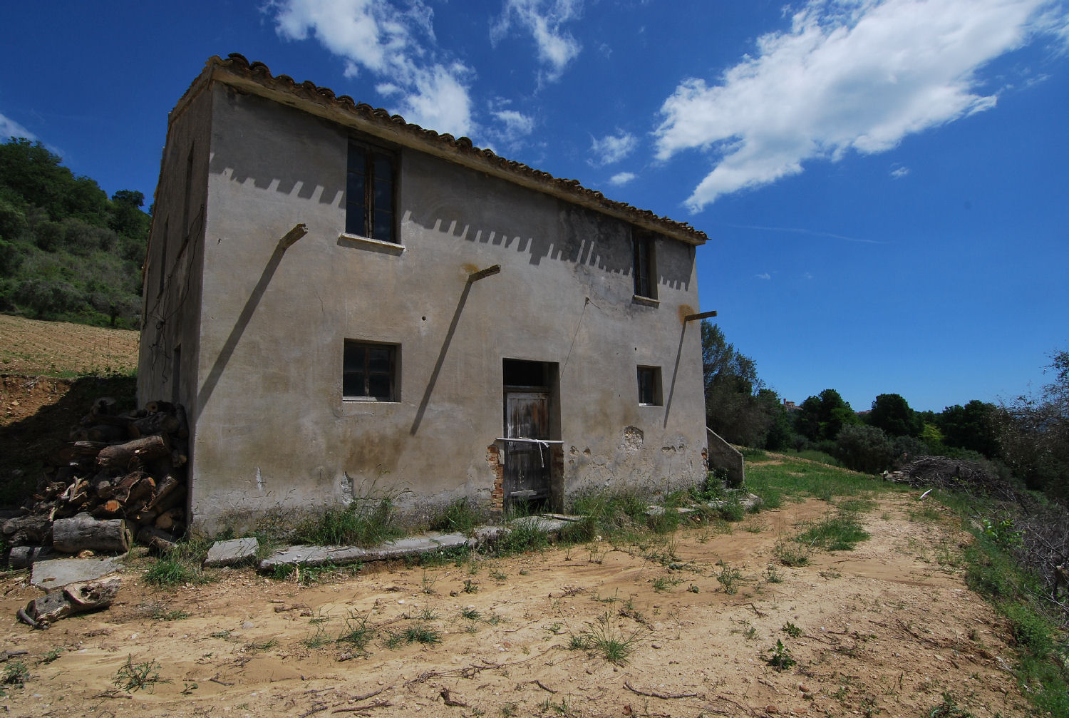 Countryhouse with 3 hectares of vines and seaview