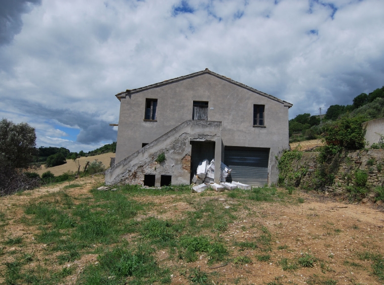 Countryhouse with 3 hectares of vines and seaview