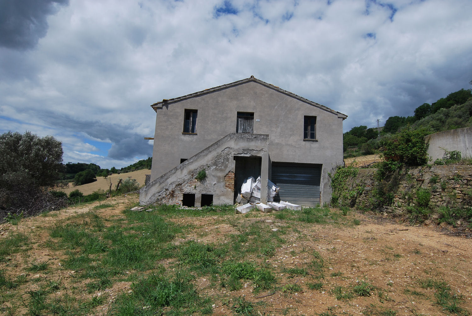 Countryhouse with 3 hectares of vines and seaview