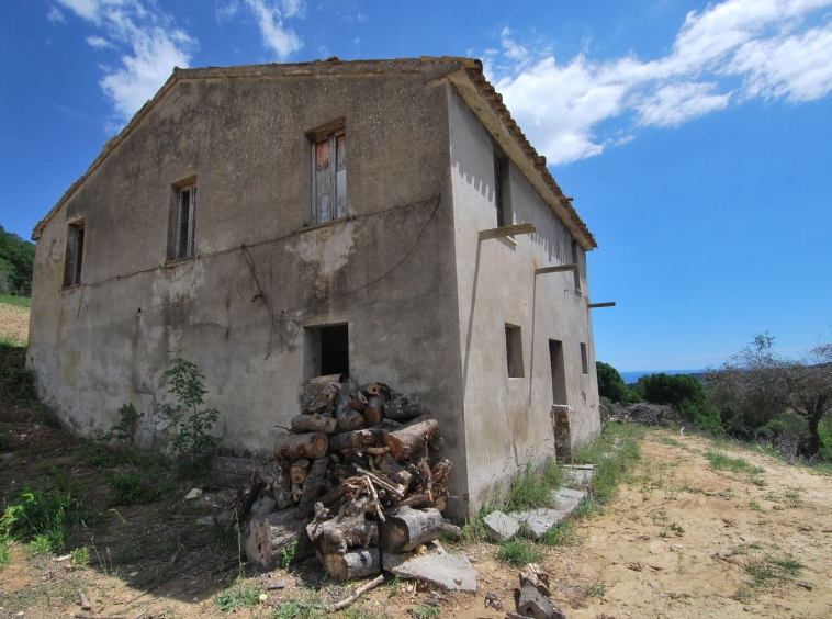 Countryhouse with 3 hectares of vines and seaview