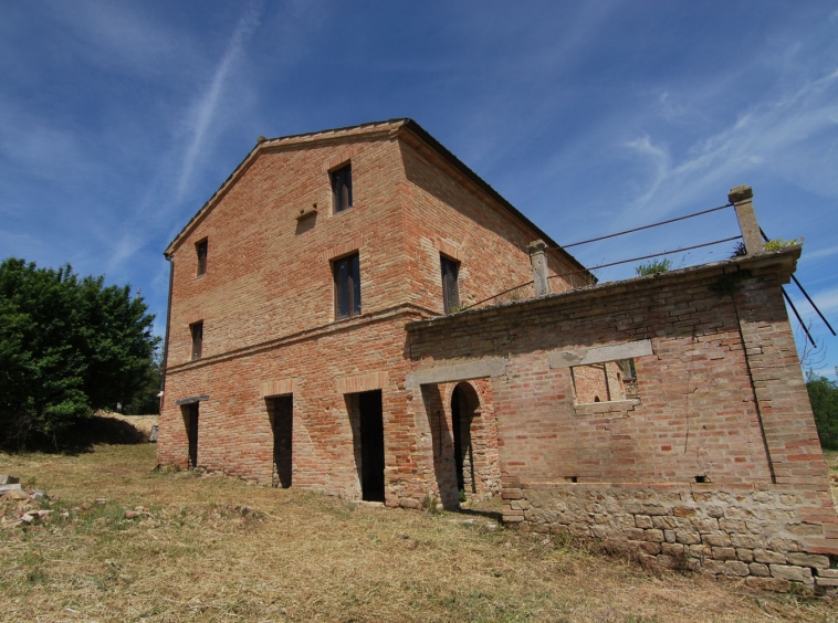 Stone country house in Penna San Giovanni