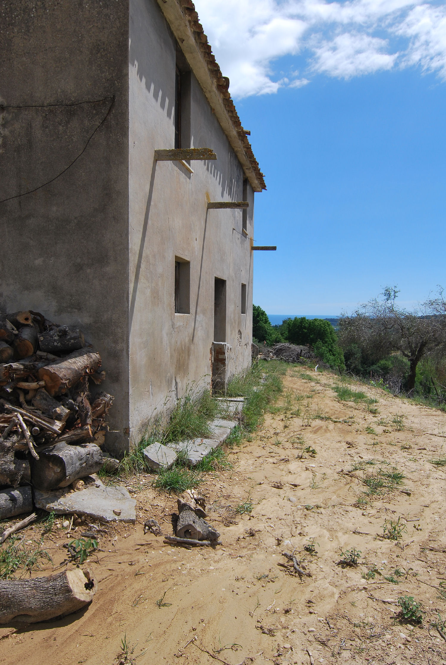 Countryhouse with 3 hectares of vines and seaview