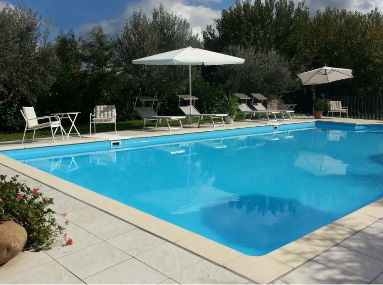 Agriturismo with two countryhouse and pool