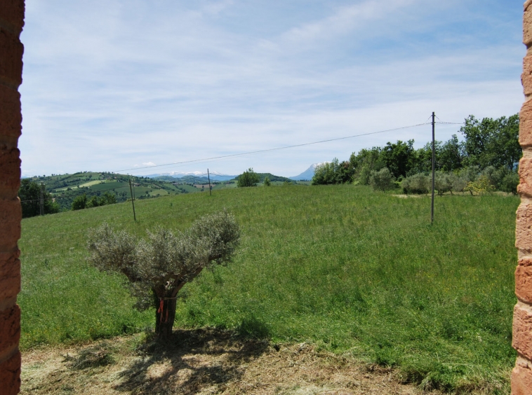 Stone country house in Penna San Giovanni