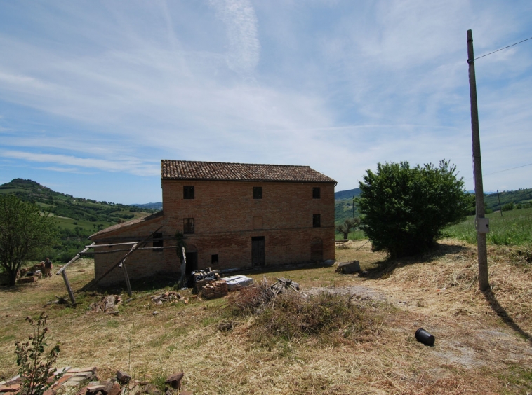 Stone country house in Penna San Giovanni