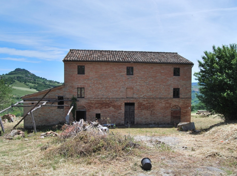 Stone country house in Penna San Giovanni