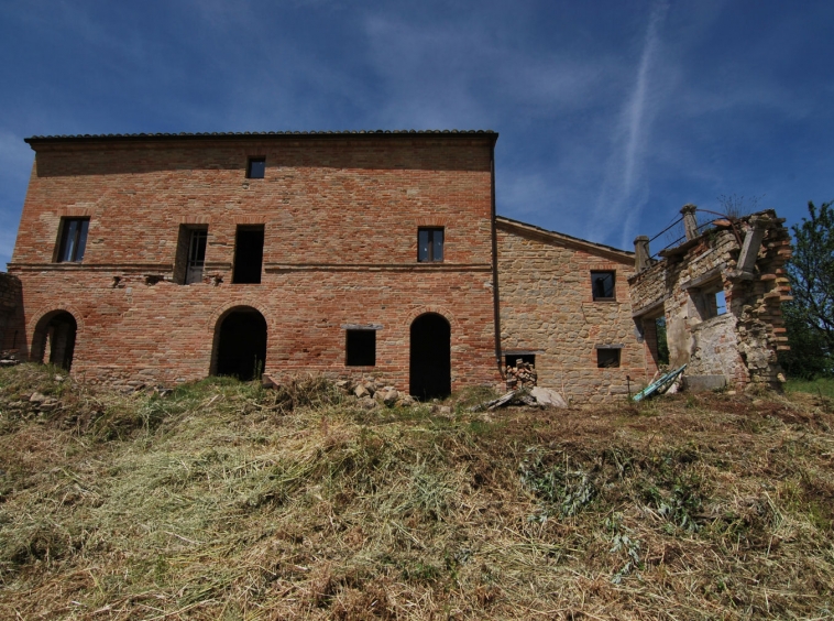 Stone country house in Penna San Giovanni