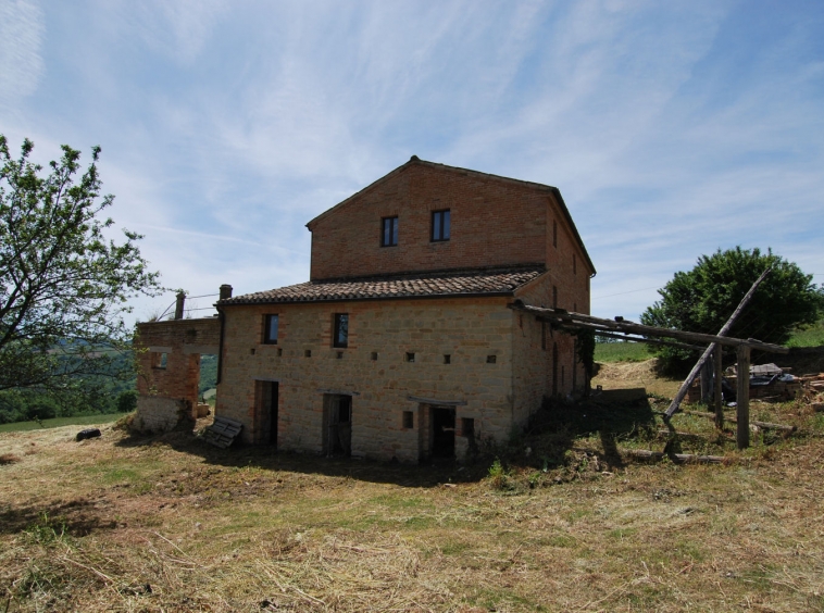 Stone country house in Penna San Giovanni