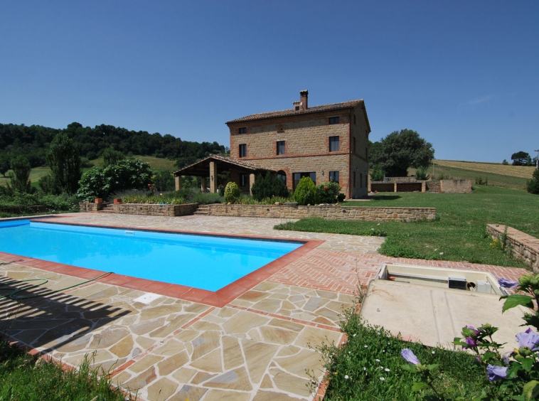 Country house with pool and 5 hectares of land