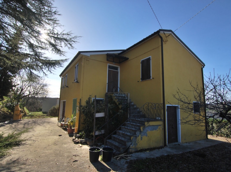 Country house in Carassai with mountains view