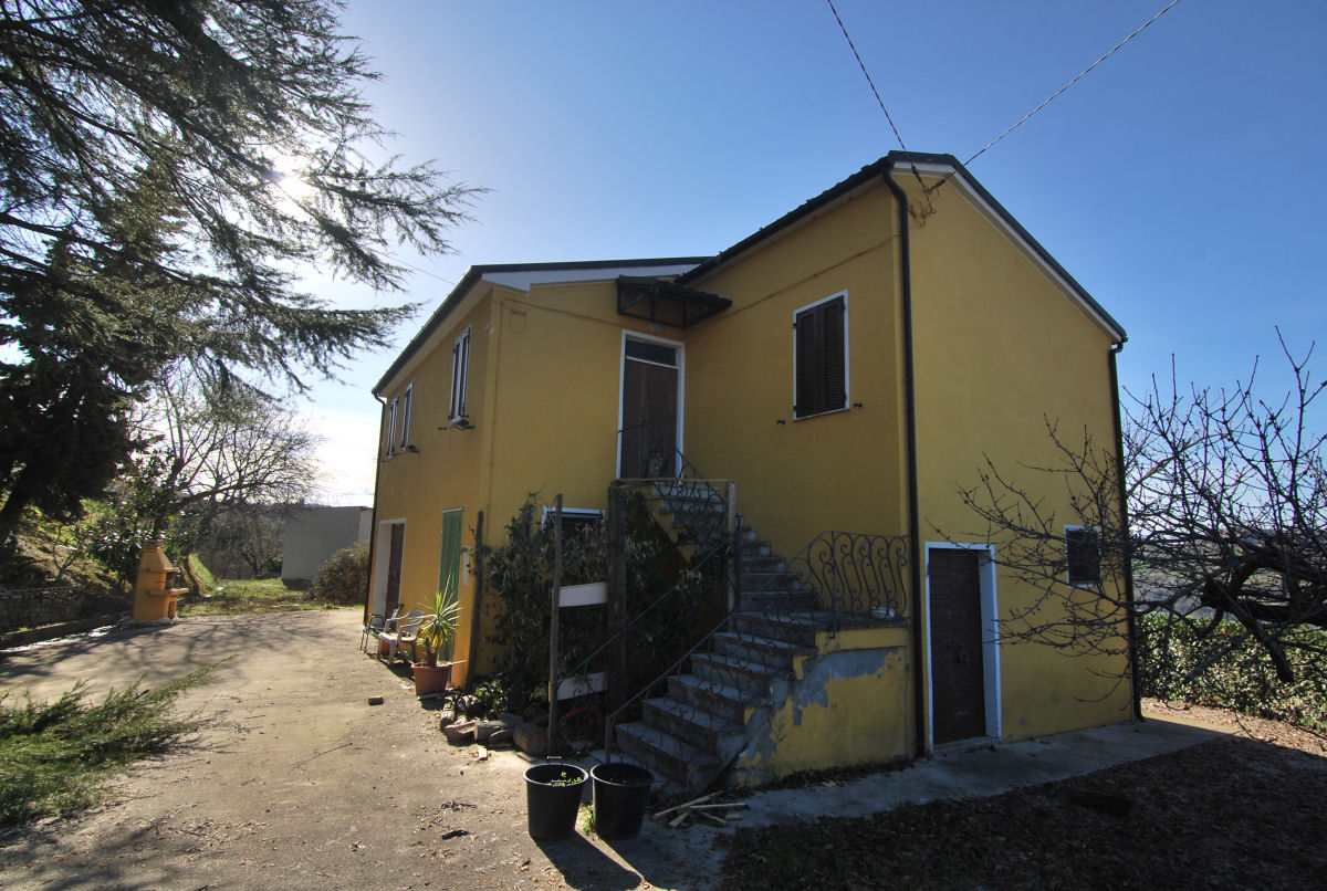 Country house in Carassai with mountains view