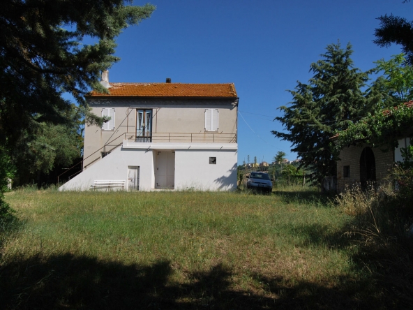 Farmhouse with 6.5 hectares of land