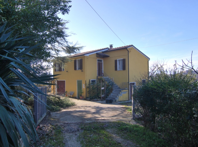 Country house in Carassai with mountains view