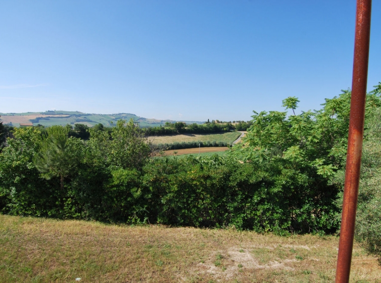 Farmhouse with 6.5 hectares of land