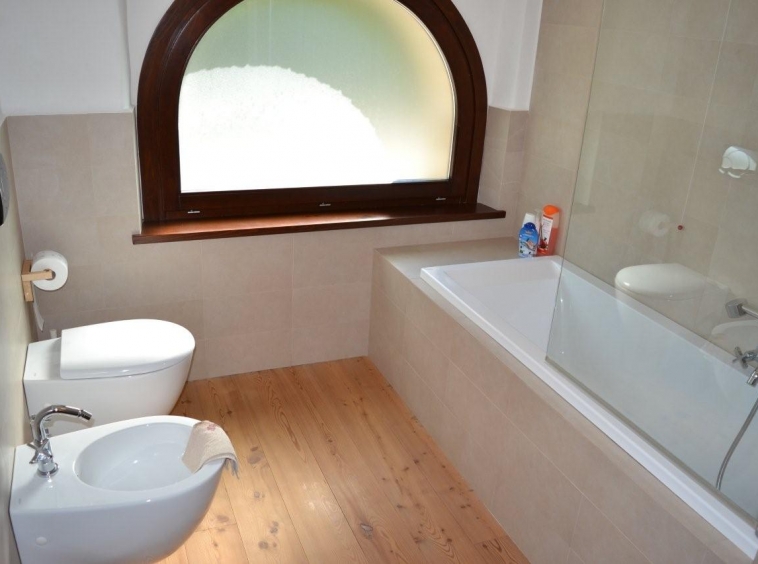 Country house with pool in Montottone
