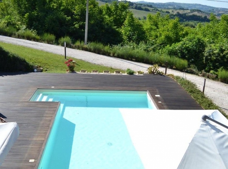 Country house with pool in Montottone