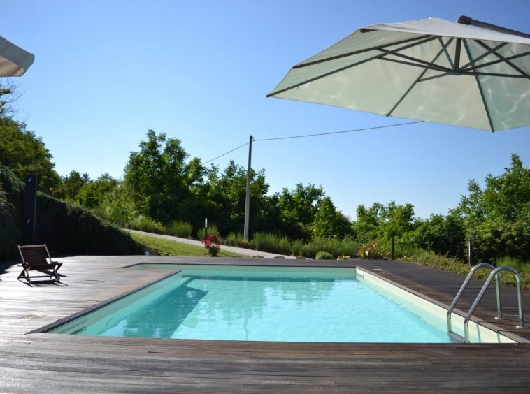 Country house with pool in Montottone