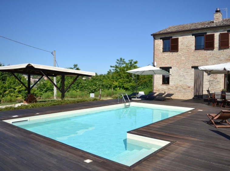Country house with pool in Montottone