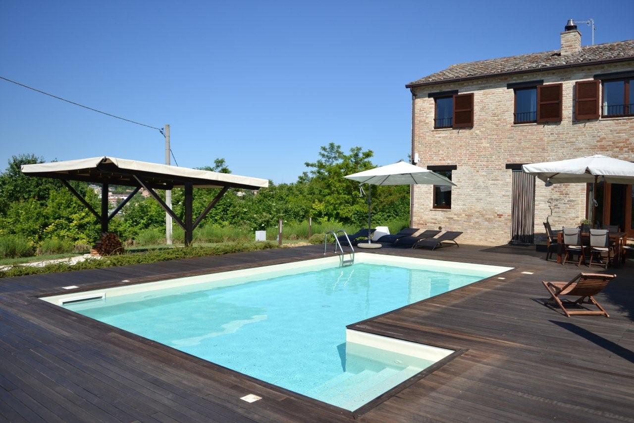 Country house with pool in Montottone