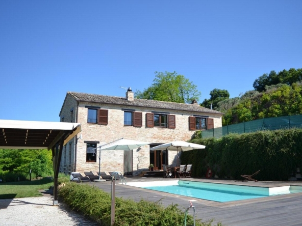 Country house with pool in Montottone