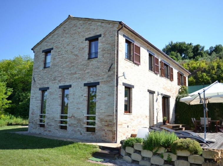Country house with pool in Montottone