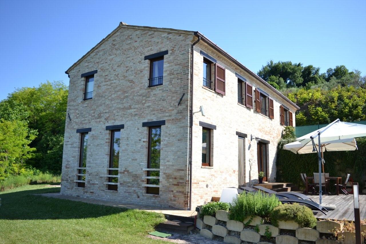 Country house with pool in Montottone