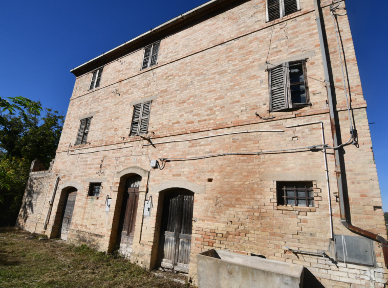 Farmhouse in Petritoli entrance