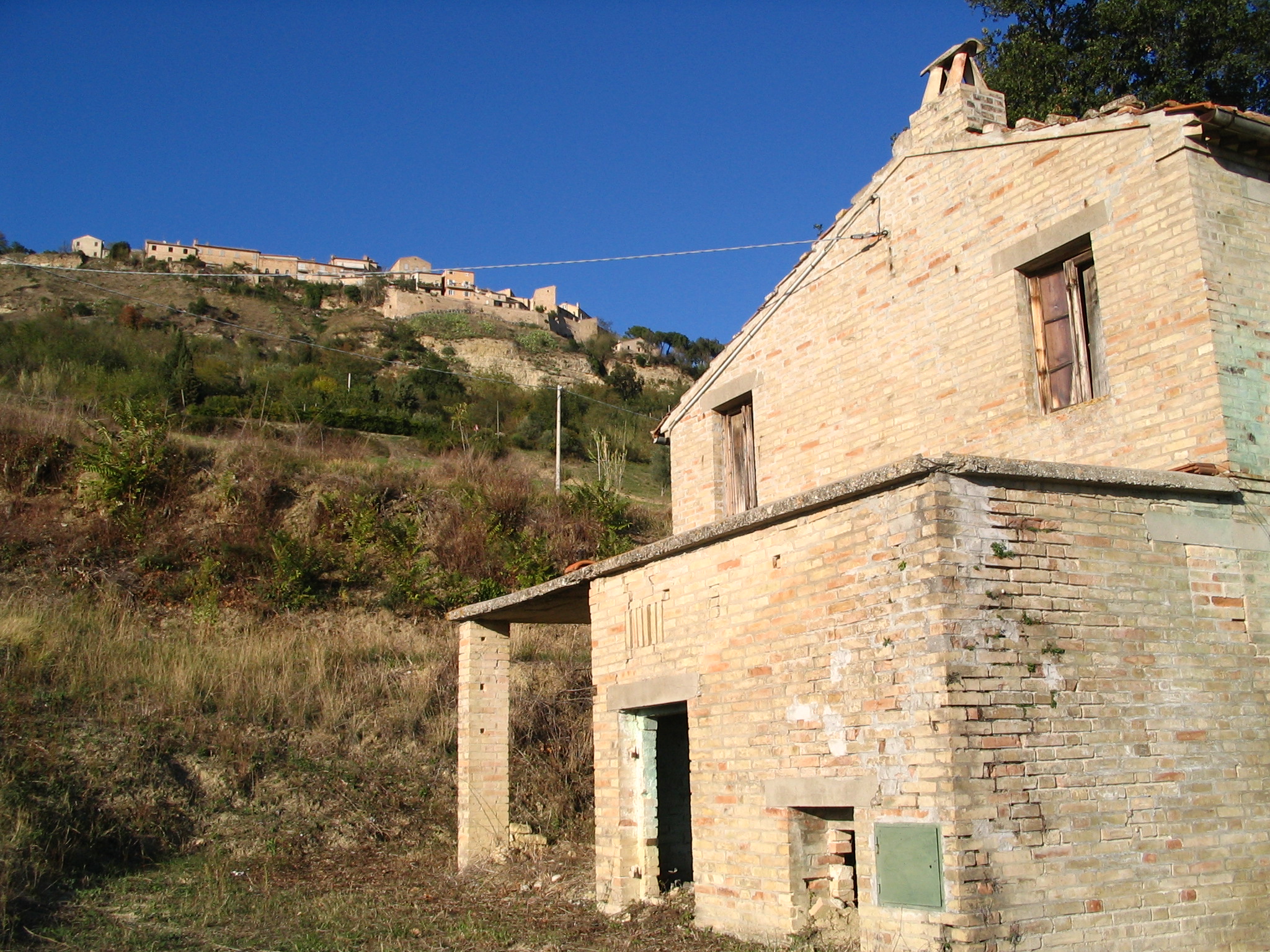 Brick farmhouse in Monterubbiano