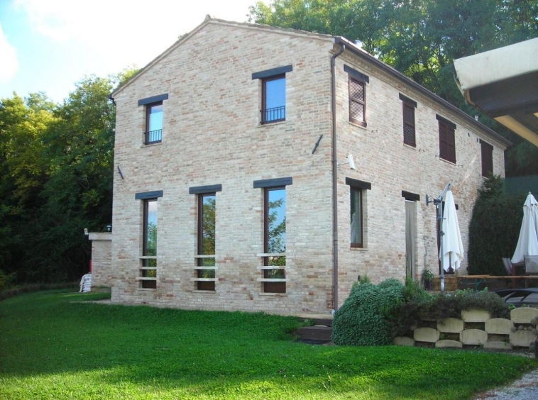 Country house with pool in Montottone