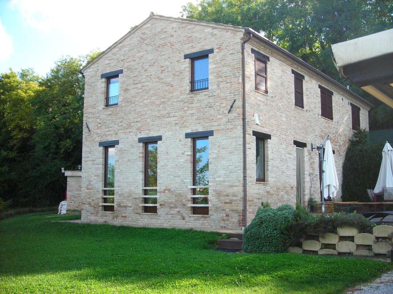 Country house with pool in Montottone