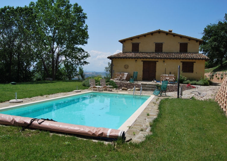 Country house with pool in Moresco