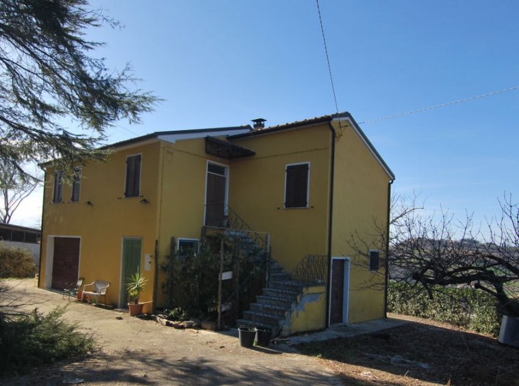 Country house in Carassai with mountains view