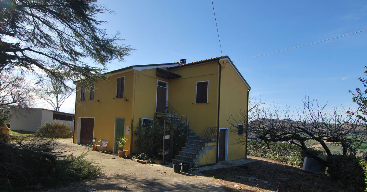 Country house in Carassai with mountains view