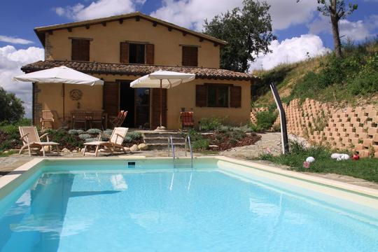 Country house with pool in Moresco