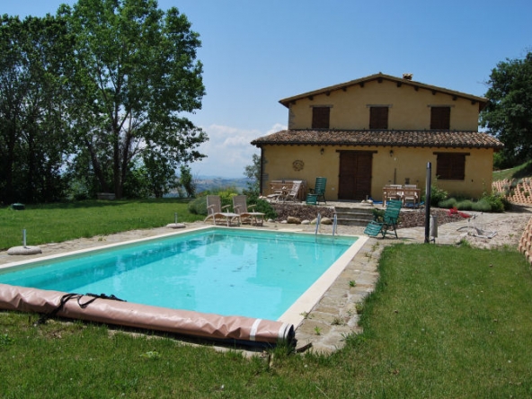 Country house with pool in Moresco