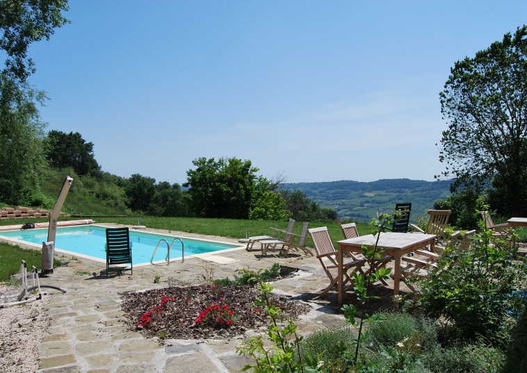 Country house with pool in Moresco