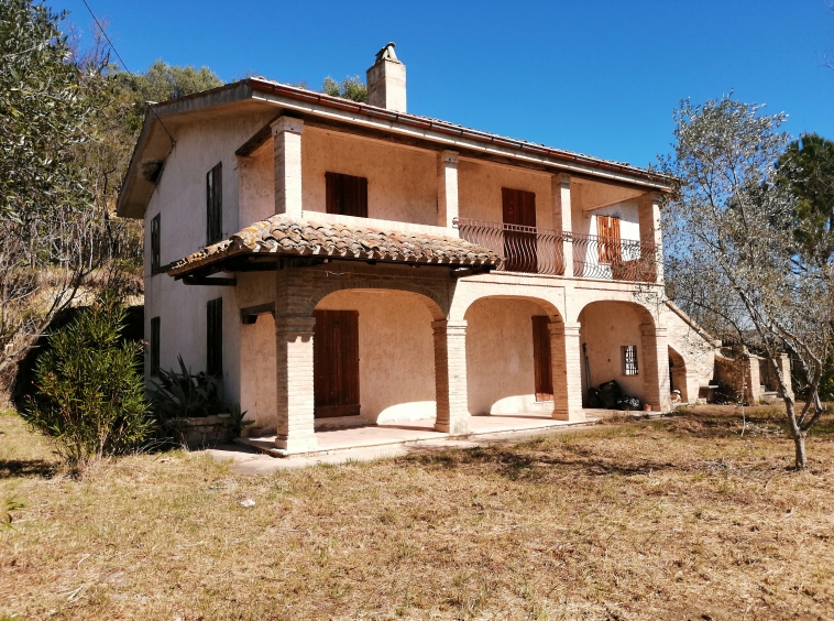 Country house in a dominant position near the Adriatic Coast S