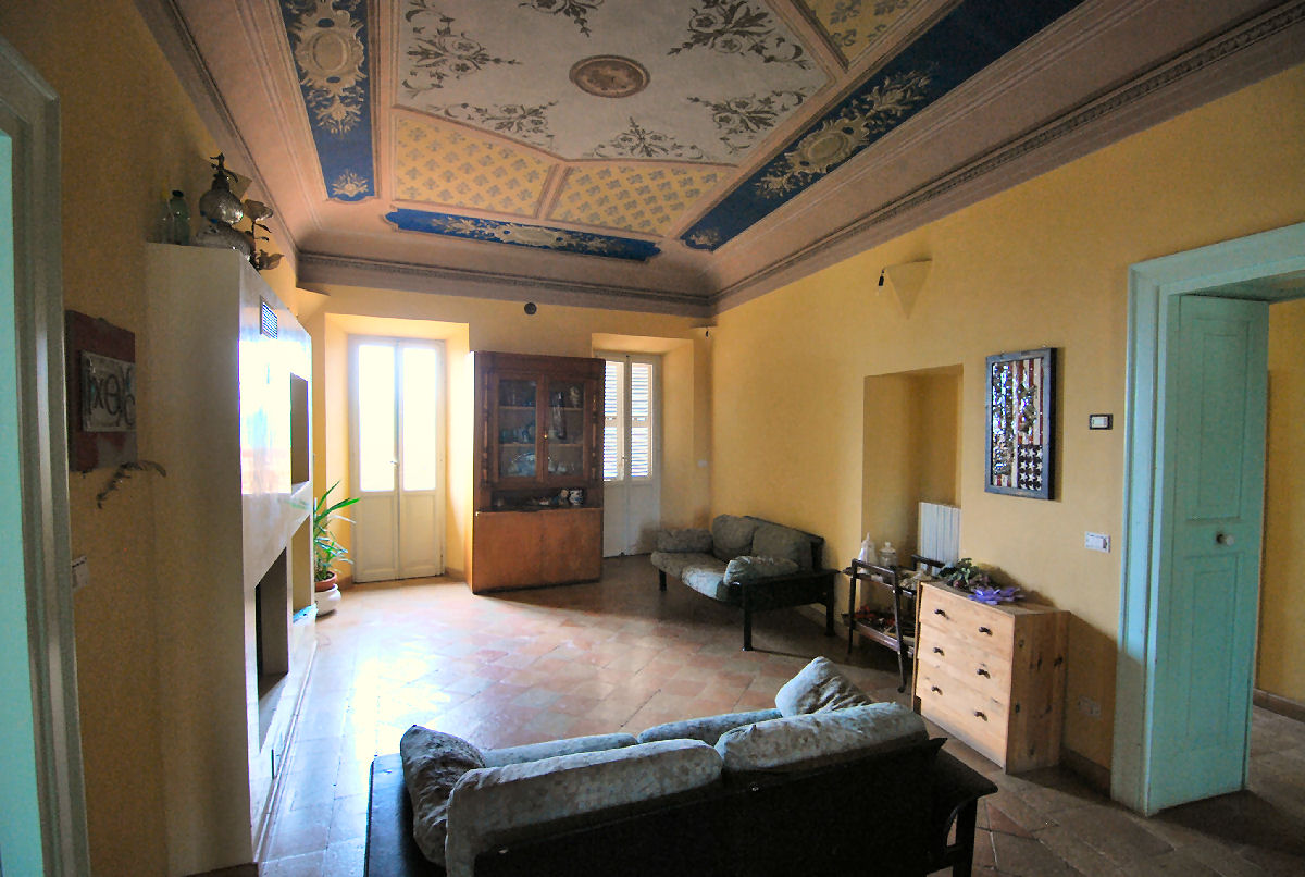 Townhouse with Terrace and fresco ceilings