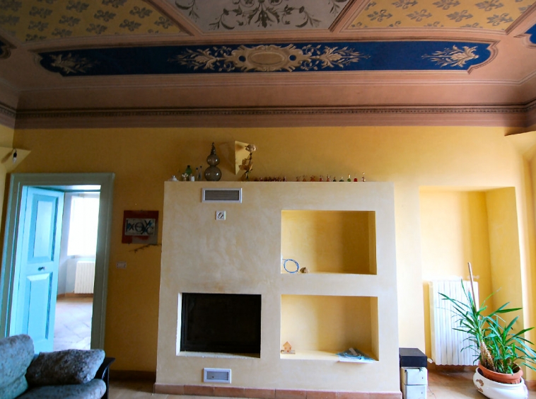 Townhouse with Terrace and fresco ceilings