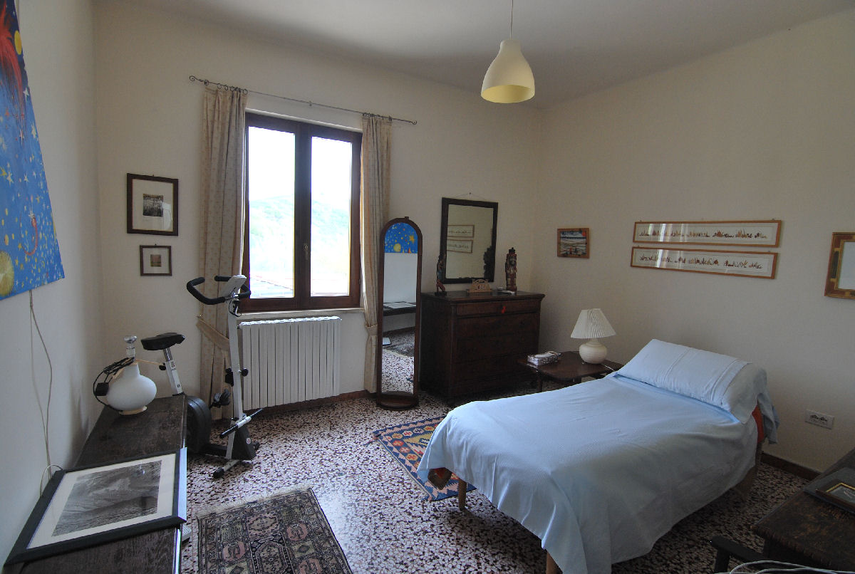 Country house with 5 hectares of land and potential for a small campsite