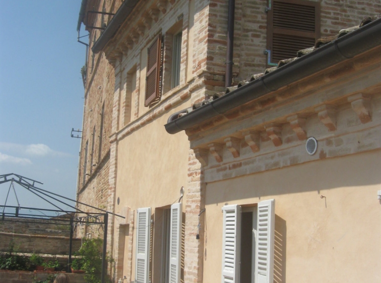 Townhouse with Terrace and fresco ceilings