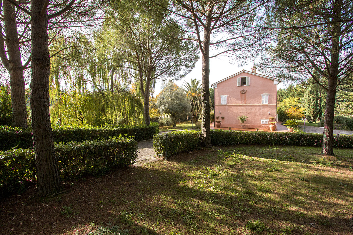 Prestigious villa with pool near Mogliano
