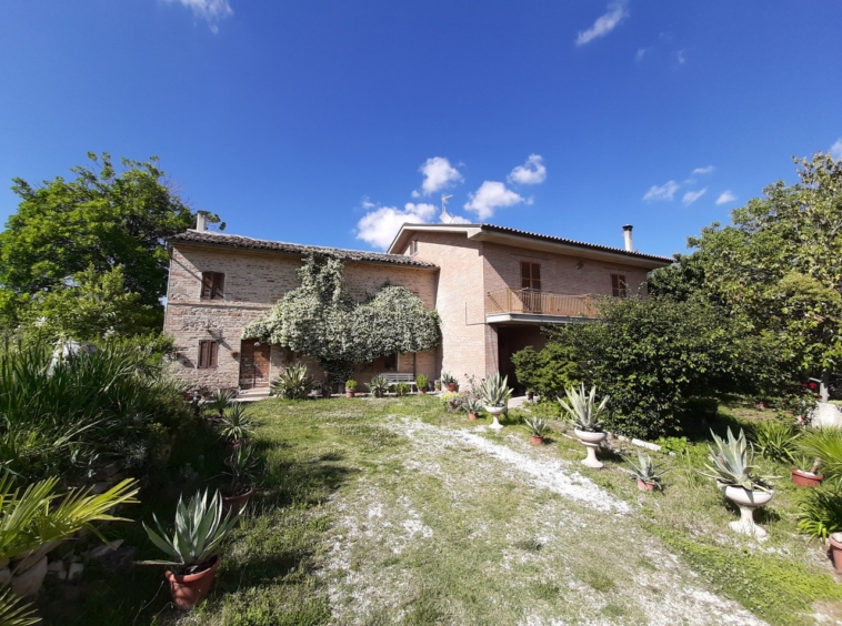 Three units country house in Servigliano