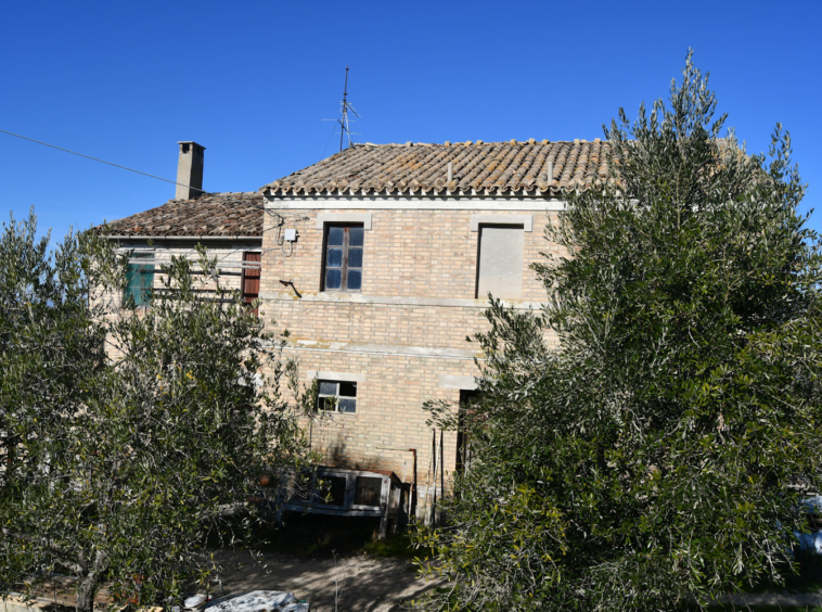 Farmhouse with Sibillini Mountains view