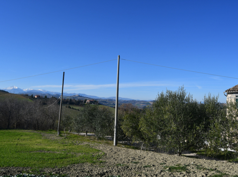 Farmhouse with Sibillini Mountains view