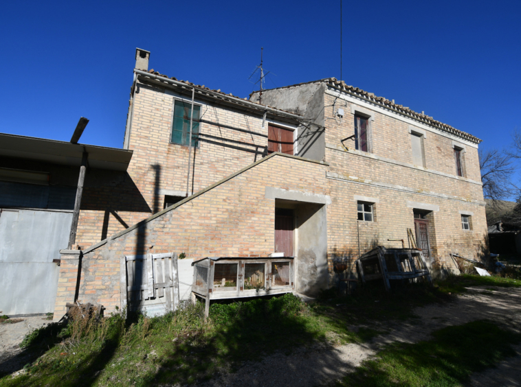 Farmhouse with Sibillini Mountains view